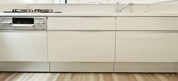 ~Kitchen~ カウンターキッチンからリビングとダイニングが見渡せるため、お料理をしている時も家族の様子をしっかりチェックできます。※2号棟同仕様