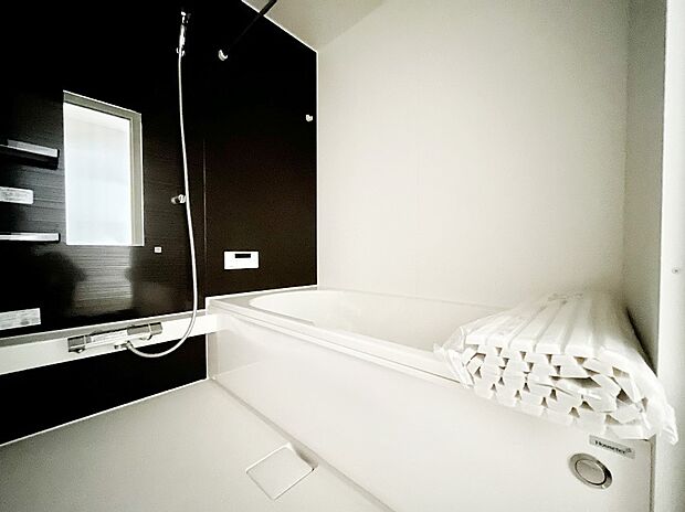 ~Bath Room~ 浴室はツートンカラーとなっていて、明るい雰囲気です♪日々の疲れを癒してくれる浴室の雰囲気は大切ですよね♪※2号棟同仕様