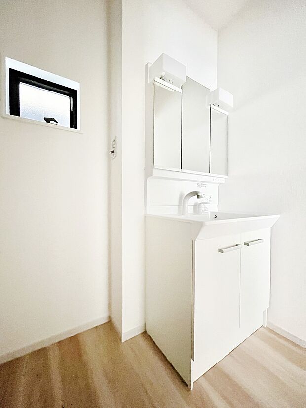 ~Dressing Room~ 使い勝手の良いシャンプードレッサー付き洗面化粧台。白を基調とした清潔感のある空間です。※2号棟同仕様