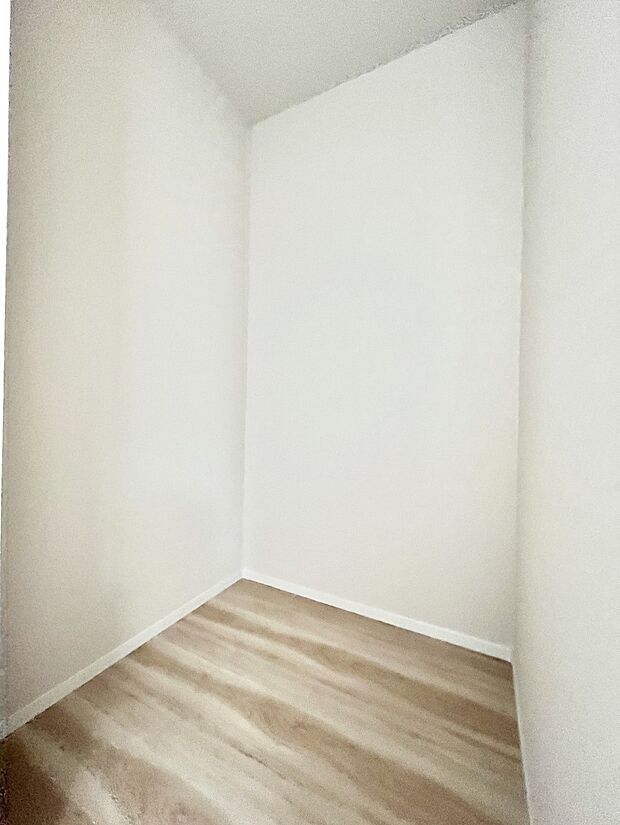 ~Walk-in Closet~ 奥行きのあるクローゼットを採用。衣装ケースや、掃除機といった電化製品まで多くの物を収納できるようなつくりになっております※2号棟同仕様