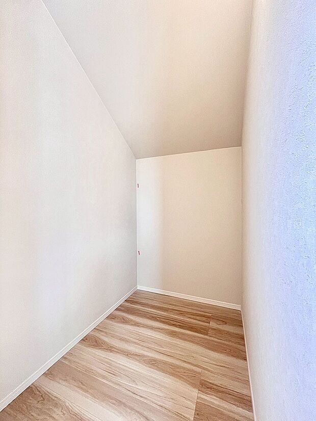 ~Walk-in Closet~ 必要なものやコーディネートを一覧して確認でき、身支度や準備が短時間で済むウォークインクローゼットを設置しました。家の中をすっきりとさせる便利な収納スペースです。