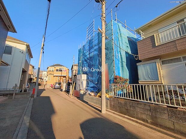 〜Exterior〜 前面道路は閑静な住宅地をはしる車通りの少ない道路。駐車の出し入れもらくらくです!ご不明点・現地見学のご希望は、お気軽にお問い合わせください!