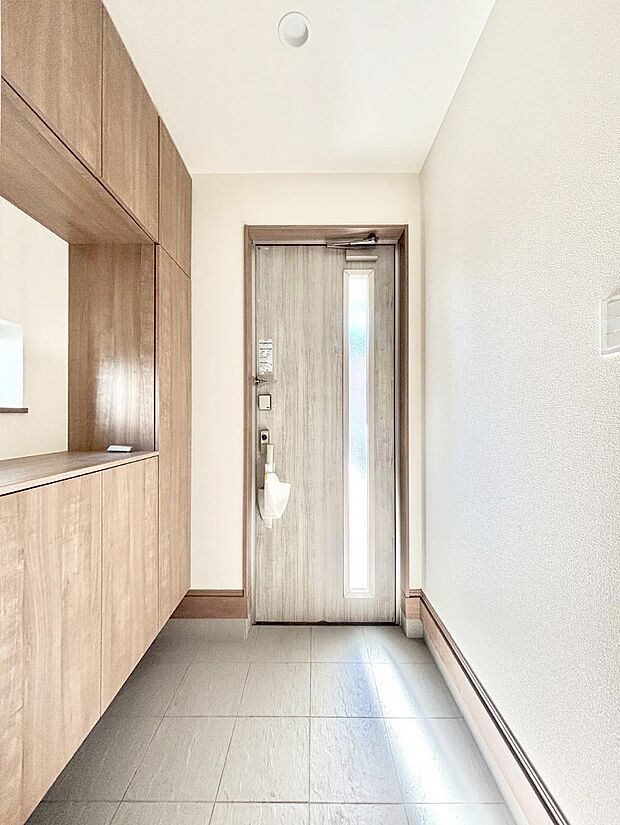 ◆B号棟◆〜Entrance〜　家の中でお客様を迎える最初の場所である玄関は、家の印象そのものです！豊富な玄関収納で、常に綺麗に保つことが出来ます♪玄関にはたっぷり収納の下駄箱を完備！