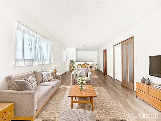 家族の和やかな会話が聞こえてきそう。開放感のあるリビングです。※家具はCGです