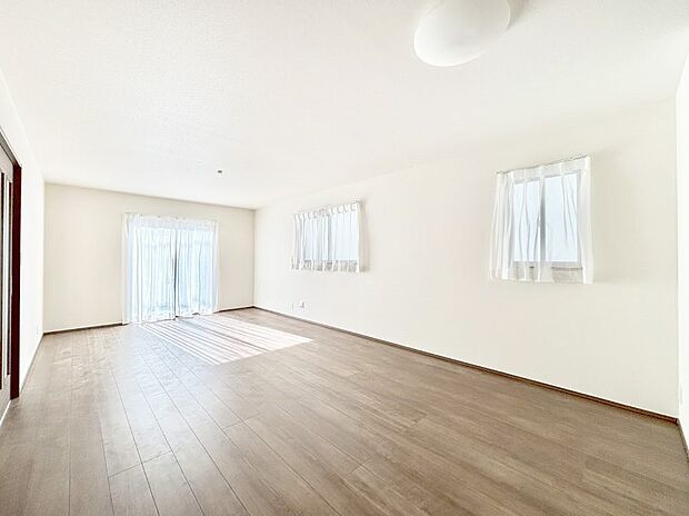 ◆B号棟◆〜Living〜 飽きの来ないシンプルでおしゃれなLDK。大きな窓から日差しが差し込むので室内も明るく、家族の憩いの場としてピッタリです。開放感と日当たりの良さを是非ご覧ください!