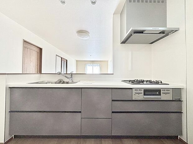 ◆B号棟◆〜Kitchen〜　広くて使いやすいキッチンなら家族でいっしょに料理をつくったり、後片付けも手間なくできちゃいます♪収納もたっぷりあるので、いつもすっきりと清潔な印象を保てます。