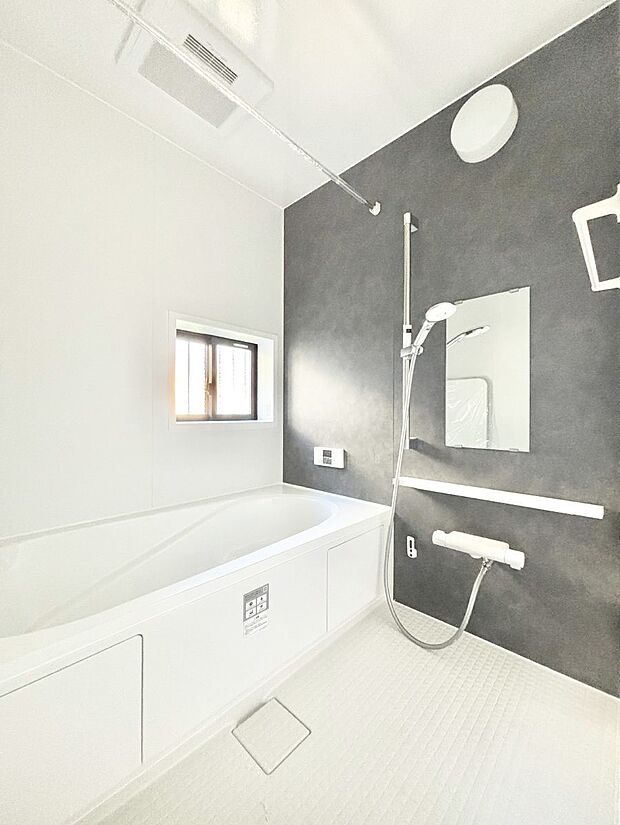 ◆B号棟◆〜Bath Room〜 窓付きのバスルームは、採光もあり明るく気持ちの良い空間です。窓があることで、換気環境も良好。ゆったり寛げるバスルームで、毎日のバスタイムが楽しみになりそうです。