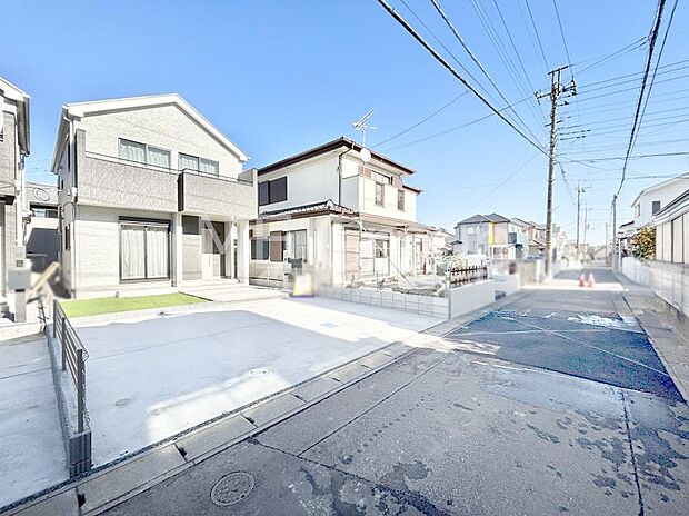 〜Exterior〜 前面道路は閑静な住宅地をはしる車通りの少ない道路。駐車の出し入れもらくらくです!ご不明点・現地見学のご希望は、お気軽にお問い合わせください!