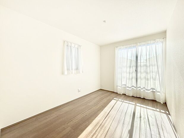 ◆号棟◆〜Bed Room〜　2面採光を確保した明るい室内は、風通しも良く、大変居心地の良い空間となっております。爽やかな風を感じて起きる朝は、快適生活の始まりに！