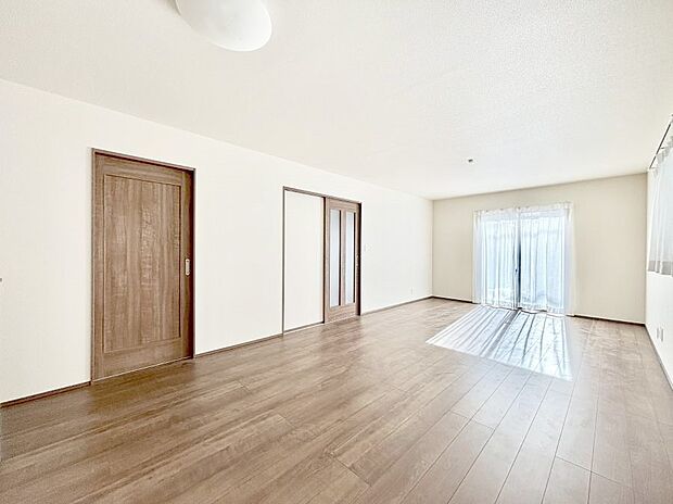 ◆B号棟◆〜Living〜　豊かな陽光がこの場所を照らしだす。光溢れるこの空間はみんなの笑顔が集う場所、時を忘れ、つきることのないたわいもない会話を楽しむ時間、たくさんの思いが綴られる場所。