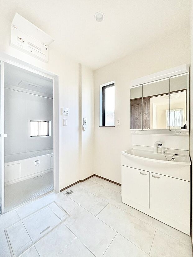 ◆B号棟◆〜Dressing Room〜　暗くなりがちな洗面所も窓があると採光と換気が可能なので気持ちよくお使い頂けます。三面鏡タイプの洗面台は鏡裏収納で散らかりがちな洗面所もスッキリ♪