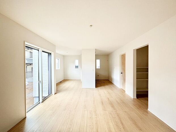 〜Living〜　飽きの来ないシンプルでおしゃれなLDK。大きな窓から日差しが差し込むので室内も明るく、家族の憩いの場としてピッタリです。開放感と日当たりの良さを是非ご覧ください！