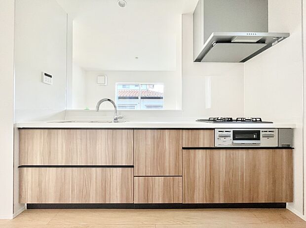 〜Kitchen〜　広くて使いやすいキッチンなら家族でいっしょに料理をつくったり、後片付けも手間なくできちゃいます♪収納もたっぷりあるので、いつもすっきりと清潔な印象を保てます。