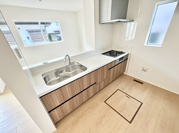 〜Kitchen〜　自然光が入る窓のあるキッチン☆毎日使う場所だからこそ、使い勝手を考慮しました。ゆったりとしたキッチンコーナーは質感豊かな仕上がりとなっております。