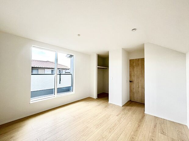 〜Bed Room〜　バルコニーからの明るい日差しが差し込みます。日照に恵まれたお部屋。柔らかい自然光で朝目覚める暮らしが送れるだろう。また、機能的な収納を配置して、片付いた空間も実現出来そう。