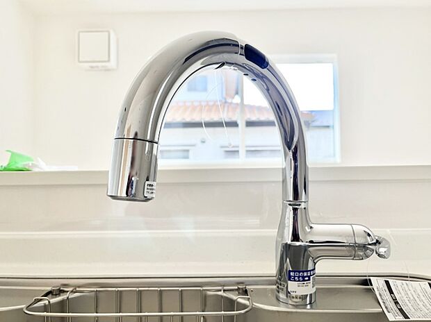 センサーに手をかざすだけで吐水／止水ができるタッチレス水栓