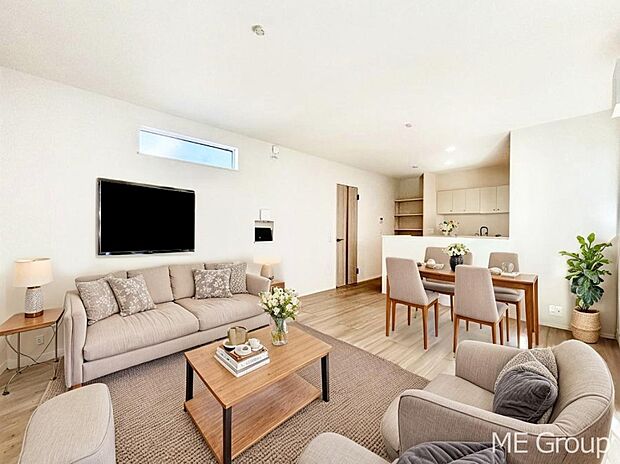 〜Living〜　家族の会話や笑顔が行き交うリビングです。子供が走ってる姿を見ながら、大きなソファやダイニングテーブルでゆったり食事をしたりくつろぎたい♪そんな夢が叶えられる空間です！※家具はCGです