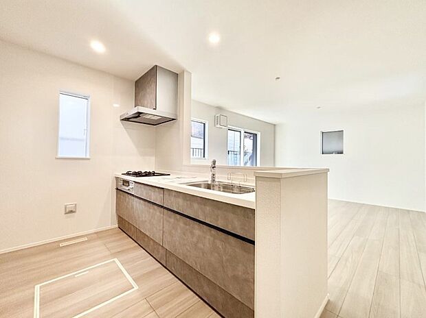 〜Kitchen〜　自然光が入る窓のあるキッチン☆毎日使う場所だからこそ、使い勝手を考慮しました。ゆったりとしたキッチンコーナーは質感豊かな仕上がりとなっております。