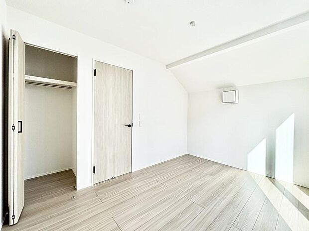 〜Bed Room〜  全居室には収納クローゼットを完備！普段使いのお洋服や小物はもちろん、季節物のお洋服などもしっかりと整理整頓おしまい頂けます。  居室空間を広く使用できますね。