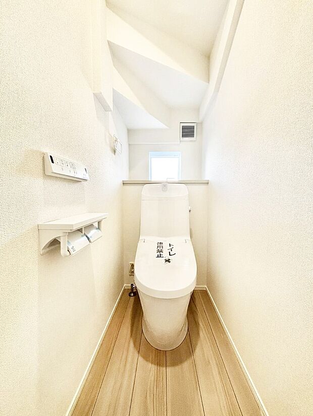 ~Toilet~ 綺麗・スッキリ・快適なウォシュレット付トイレでくつろげる空間です。トイレは毎日使わざるを得ないもの。いつも清潔を保ちたいですね。トイレが2ヶ所あるので朝の混雑時に便利です!