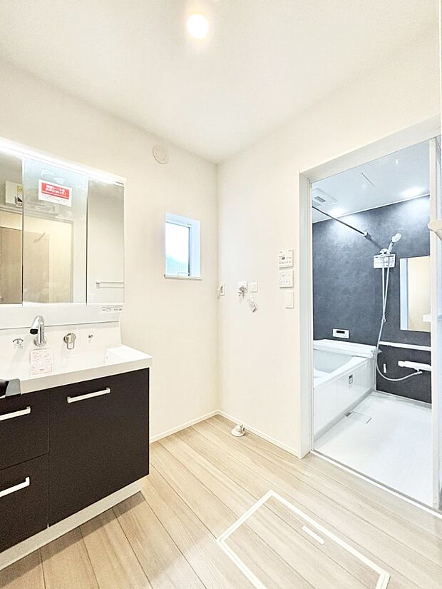 ~Dressing Room~ 暗くなりがちな洗面所も窓があると採光と換気が可能なので気持ちよくお使い頂けます。三面鏡タイプの洗面台は鏡裏収納で散らかりがちな洗面所もスッキリ♪