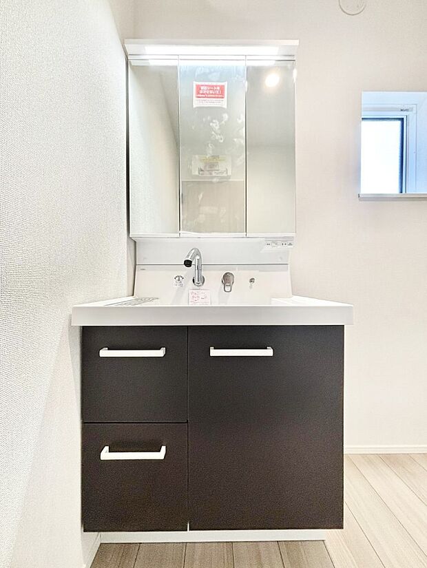 ~Dressing Room~ 十分な大きさの洗面台は収納もさる事ながら、身だしなみチェックや歯磨きなど、朝の慌ただしい時間でもホテルライクなスペースで余裕とゆとりを感じて頂けます。