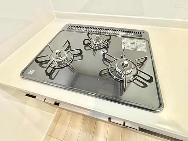 ガスコンロはSiセンサー搭載。火力調節や焦げ付き・消し忘れも防いでくれます。