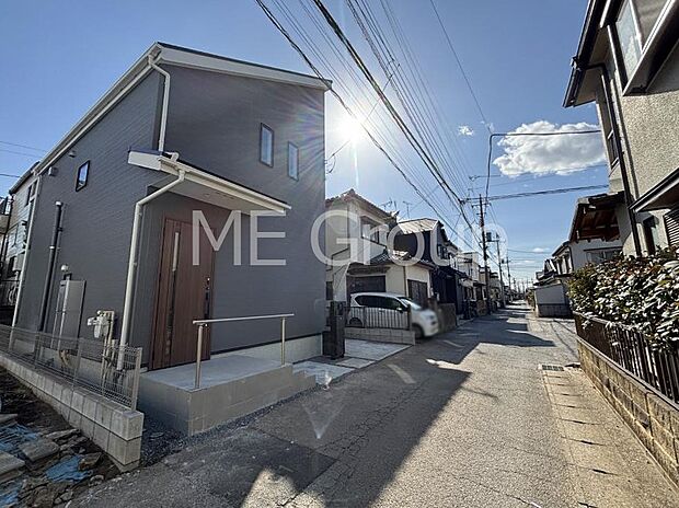 前面道路:閑静な住宅地をはしる車通りの少ない道路。駐車の出し入れもらくらくです!ご不明点・現地見学のご希望は、お気軽にお問い合わせください! 周辺には買い物環境も充実♪