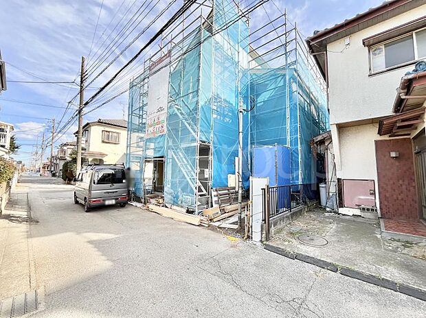 前面道路：閑静な住宅地をはしる車通りの少ない道路。駐車の出し入れもらくらくです！ご不明点・現地見学のご希望は、お気軽にお問い合わせください！  周辺には買い物環境も充実♪