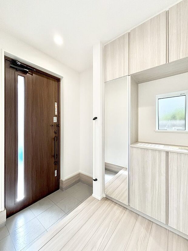 ~Entrance~ 下駄箱ミラー付なので、お出かけ前の身だしなみチェックに◎♪玄関はお客様をお出迎えする一番最初の場所、帰ってくる時に入る最初の場所。そんな場所だからこそ、より良い空間に…♪