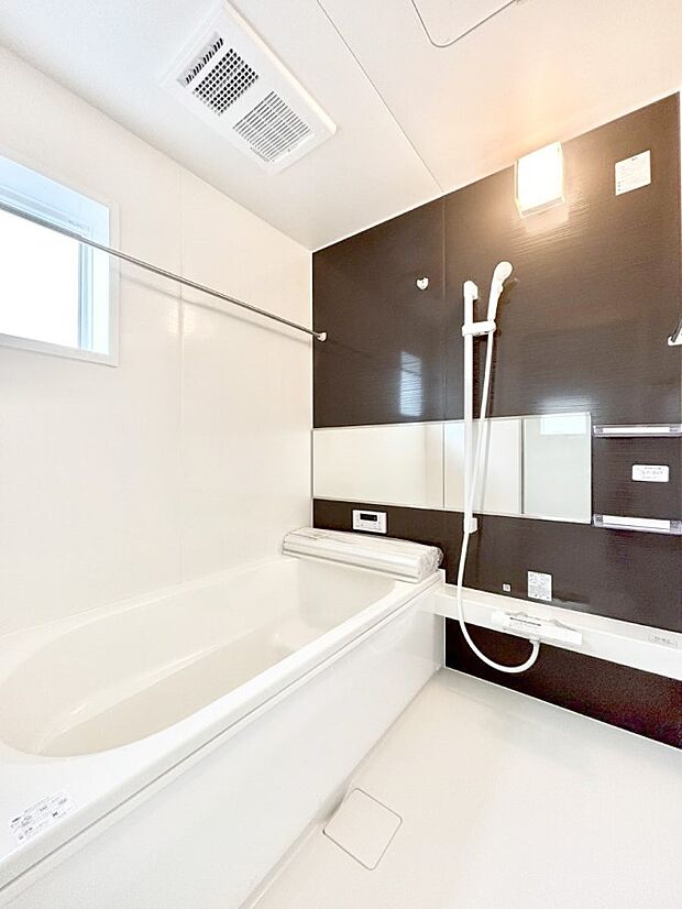 ~Bath Room~ 落ち着いた雰囲気の浴室で明日に向けてリフレッシュ。浴室乾燥機能も付いているので隣の洗濯機置き場で洗い上がった洗濯物を、雨の日も天気を気にせず乾燥させることも可能です。
