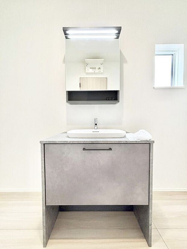 ~Dressing Room~ 明るく清潔感溢れるパウダールーム。毎日使う場所だからこそ、快適な空間となっております。明るい洗面所は毎朝の身支度も楽しくできちゃいそうです。