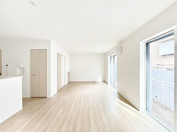 ~Living~ 飽きの来ないシンプルでおしゃれなLDK。大きな窓から日差しが差し込むので室内も明るく、家族の憩いの場としてピッタリです。開放感と日当たりの良さを是非ご覧ください!