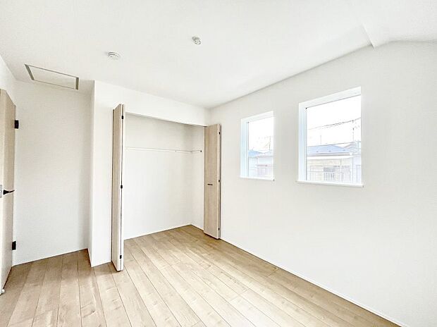 ~Bed Room~ 木の温もりがやさしいフローリングは安らぎをもたらすプライベート空間。明るめのフローリングですので、壁紙ともマッチし、お部屋を更に広く見せてくれる効果も。