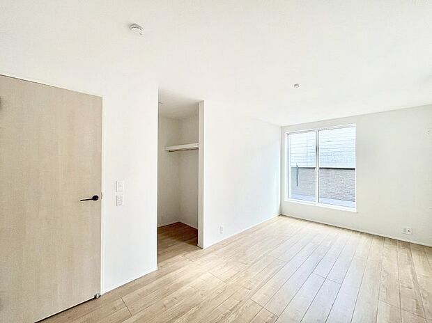 ~Bed Room~ 「今日も一日お疲れ様」とご夫婦でゆったりくつろげる寝室。 毎日の家事やお仕事に疲れた日はフカフカのベットで癒されてください。テレビや本棚をおいても快適な広さが自慢♪