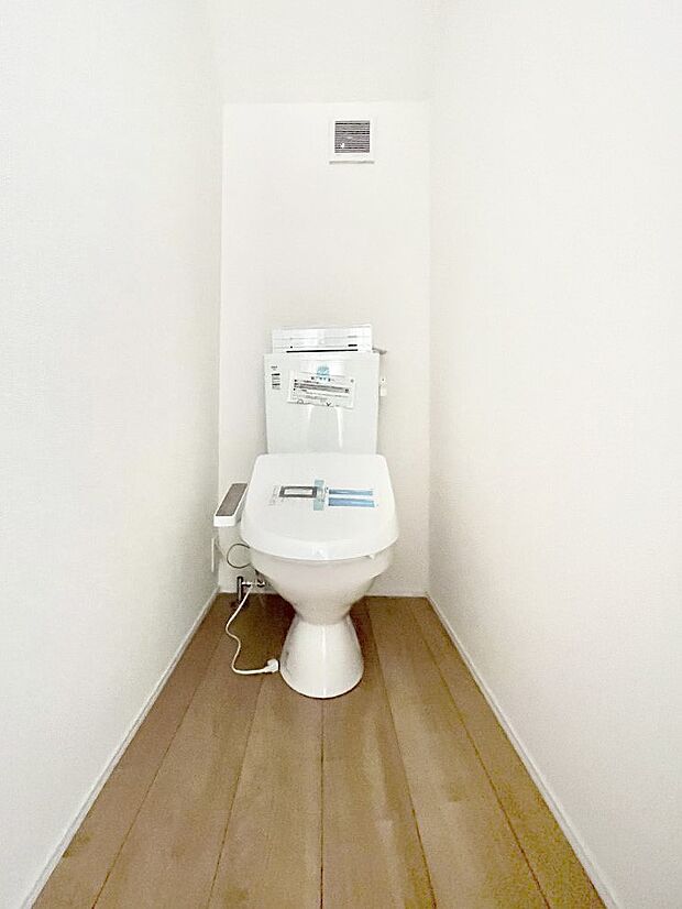 ~Toilet~ 綺麗・スッキリ・快適なウォシュレット付トイレでくつろげる空間です。トイレは毎日使わざるを得ないもの。いつも清潔を保ちたいですね。トイレが2ヶ所あるので朝の混雑時に便利です!