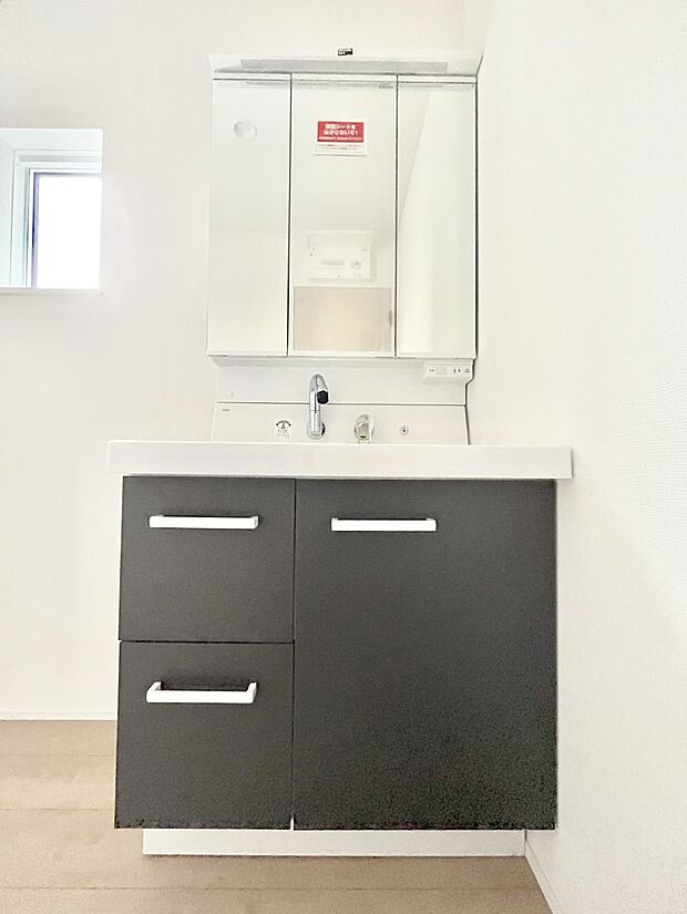 ～Dressing Room～　十分な大きさの洗面台は収納もさる事ながら、身だしなみチェックや歯磨きなど、朝の慌ただしい時間でもホテルライクなスペースで余裕とゆとりを感じて頂けます。