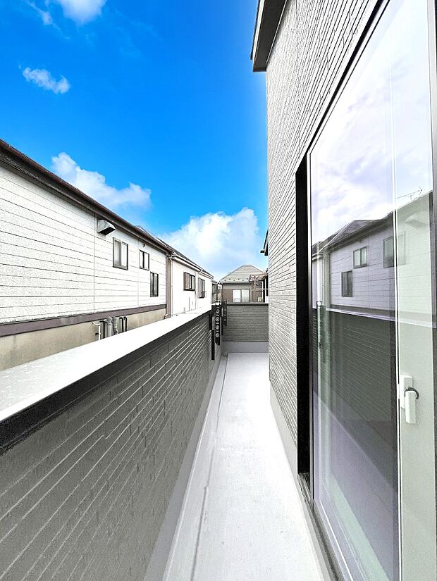~Balcony~ バルコニーは温かい陽がさしこみ、お布団や洗濯物を気持ちよく干すことができます。 使いやすく開放的なバルコニーです♪陽ざしがたっぷり降り注ぐ、バルコニー付き住まい。