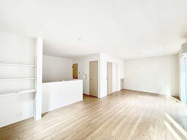 ~Living~ 家族の食事や団らんのほか、子どもを遊ばせたり、友人を招いたりするLDKは住まいの中心。長時間過ごす場所だから、その空間は住まい全体の居心地を左右します。