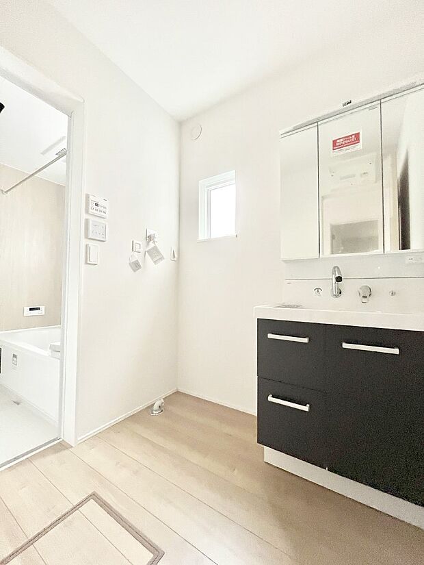 ~Dressing Room~ 暗くなりがちな洗面所も窓があると採光と換気が可能なので気持ちよくお使い頂けます。三面鏡タイプの洗面台は鏡裏収納で散らかりがちな洗面所もスッキリ♪