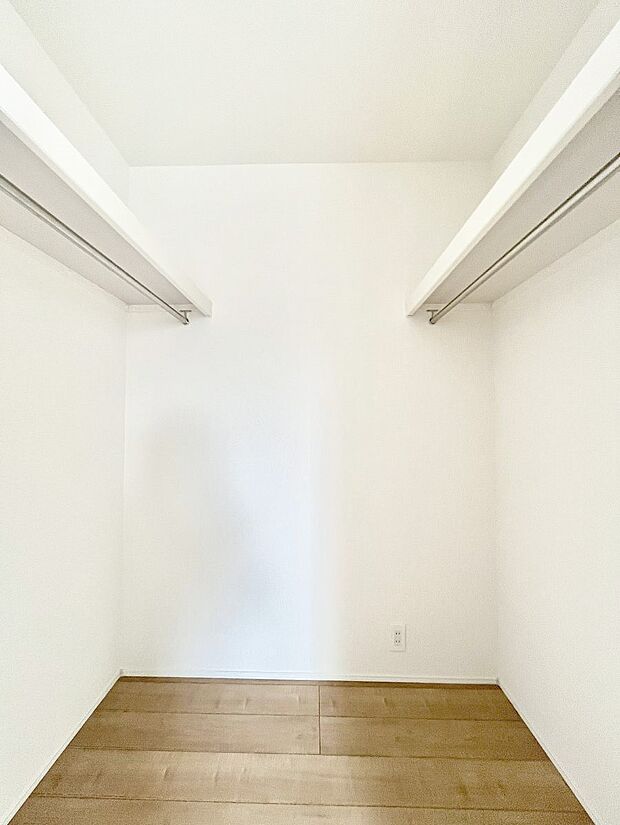 ~Walk-in Closet~ 必要なものやコーディネートを一覧して確認でき、身支度や準備が短時間で済むウォークインクローゼットを設置しました。家の中をすっきりとさせる便利な収納スペースです。