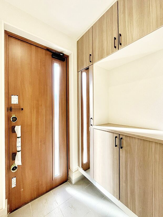 〜Entrance〜　下駄箱ミラー付なので、お出かけ前の身だしなみチェックに◎♪玄関はお客様をお出迎えする一番最初の場所、帰ってくる時に入る最初の場所。そんな場所だからこそ、より良い空間に…♪