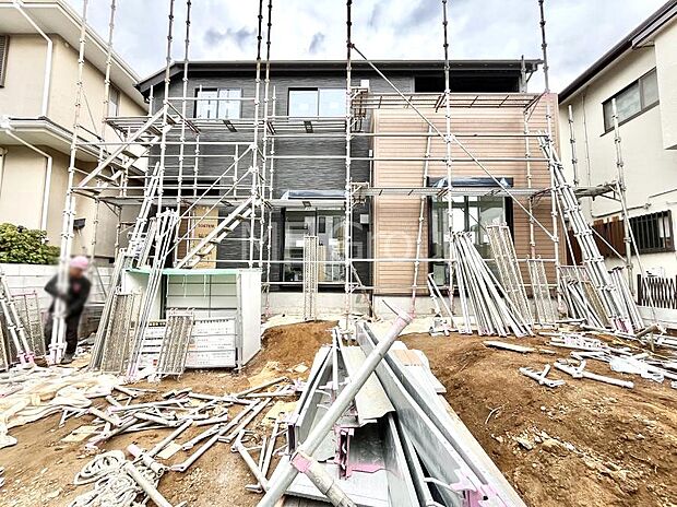 〜Exterior〜　毎日のお散歩も快適な緑に恵まれた閑静な住宅地は、伸び伸びスローライフを叶えてくれます。自然豊富な季節の移ろいを身近に感じられる、子育てに適した環境です。