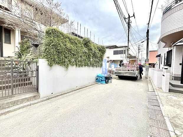 〜Exterior〜　前面道路： 住宅地になっているので車量も少なく、静かな立地です。子育て環境も良好です♪♪周辺環境もあわせてご案内させて頂きます。お気軽にお問い合わせください。