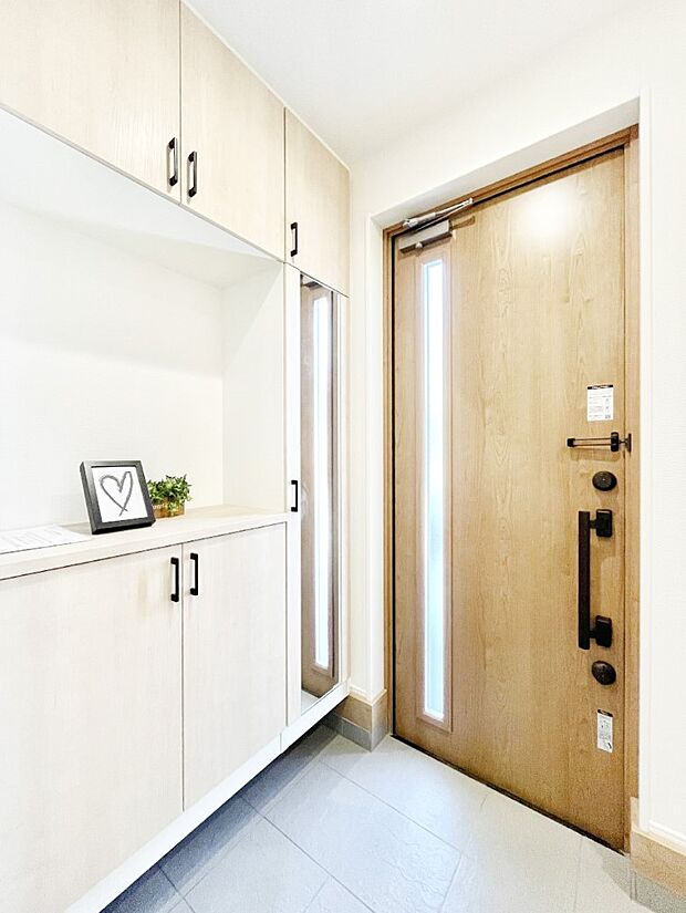 〜Entrance〜　玄関は家の顔といわれますが我が家のセンスをさりげなく感じさせる魅力ある玄関造りも楽しみの一つ。帰宅する度に家族がほっとできる心地よい空間造りも大切ですね♪