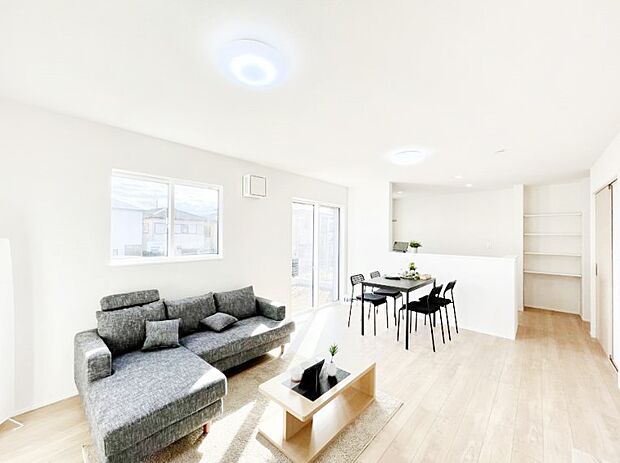 〜Living〜　ここにはみんなが集い、食事と楽しい会話が始まる。話に夢中になりすぎて、ついつい時を忘れ夜半過ぎになってしまう。そんな束の間の幸せを感じさせてくれる場所でありたい。