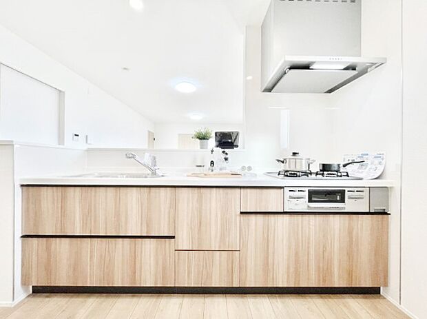 〜Kitchen〜　広くて使いやすいキッチンなら家族でいっしょに料理をつくったり、後片付けも手間なくできちゃいます♪収納もたっぷりあるので、いつもすっきりと清潔な印象を保てます。