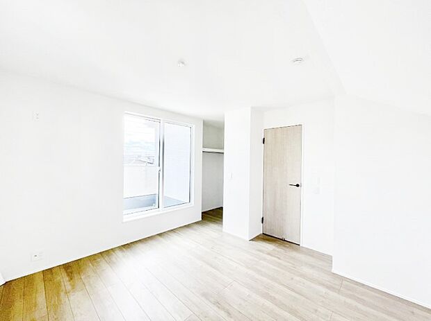 〜Bed Room〜　バルコニーからの明るい日差しが差し込みます。日照に恵まれたお部屋。柔らかい自然光で朝目覚める暮らしが送れるだろう。また、機能的な収納を配置して、片付いた空間も実現出来そう。