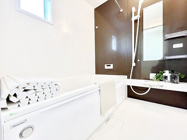 〜Bath Room〜　窓付きのバスルームは、採光もあり明るく気持ちの良い空間です。窓があることで、換気環境も良好。ゆったり寛げるバスルームで、毎日のバスタイムが楽しみになりそうです。