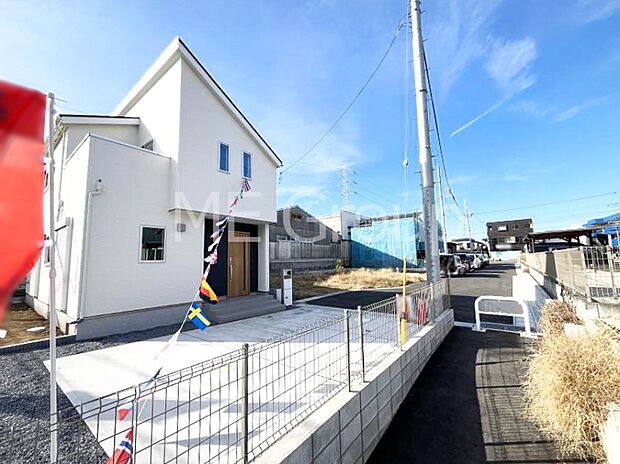 〜Exterior〜　前面道路は閑静な住宅地をはしる車通りの少ない道路。駐車の出し入れもらくらくです！ご不明点・現地見学のご希望は、お気軽にお問い合わせください！